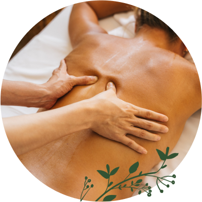 Mulher recebendo massagem.